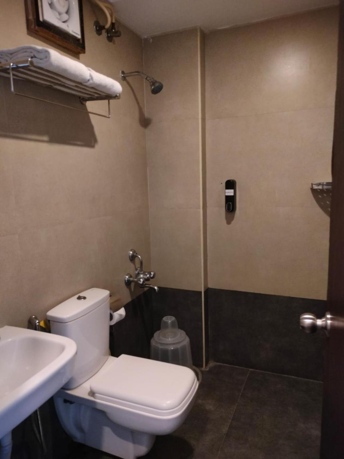Astra Hotels & Suites - Hsr Layout Sector 1, Near Ecospace Bellandur Bangalore Esterno foto