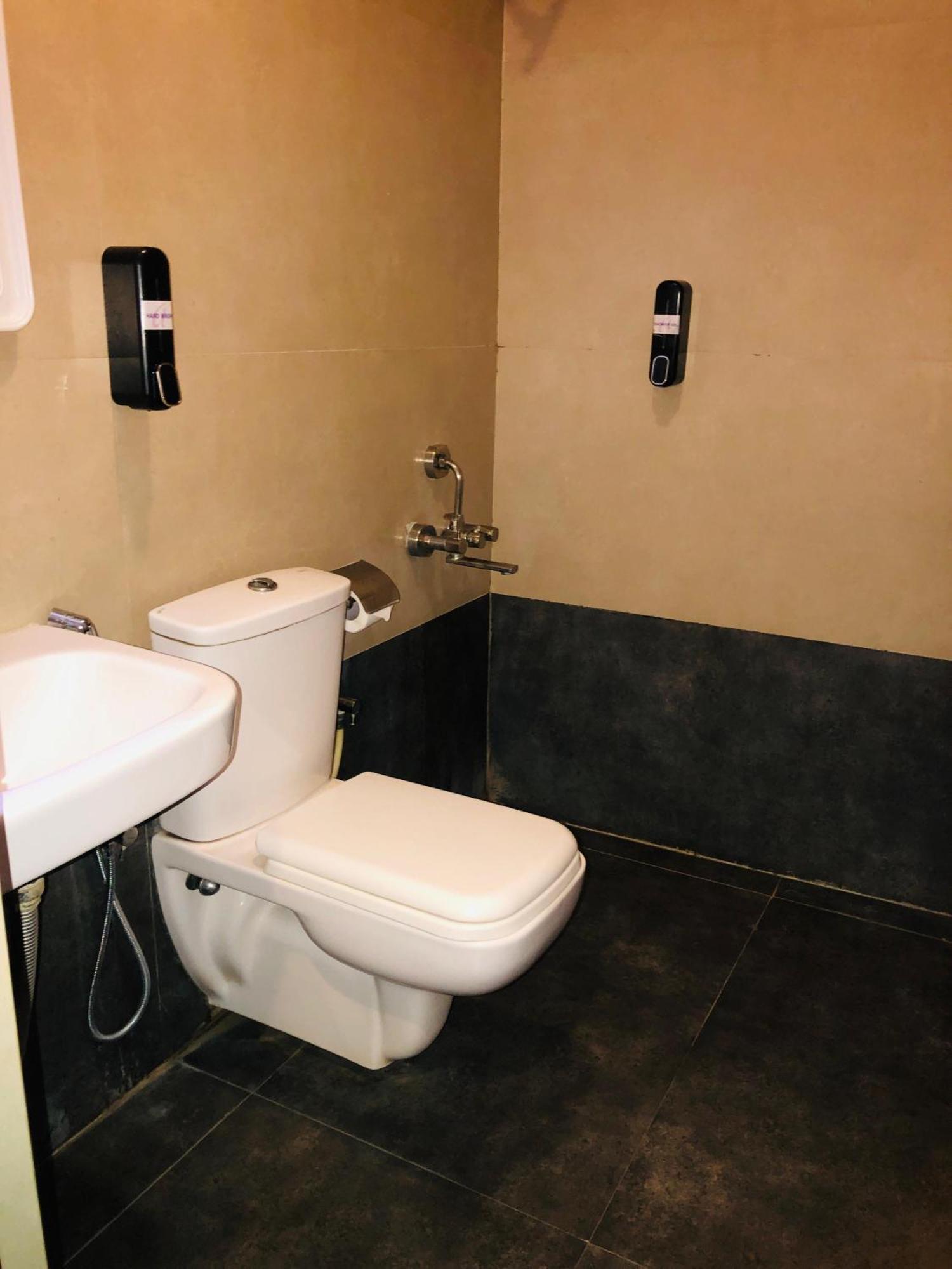 Astra Hotels & Suites - Hsr Layout Sector 1, Near Ecospace Bellandur Bangalore Esterno foto